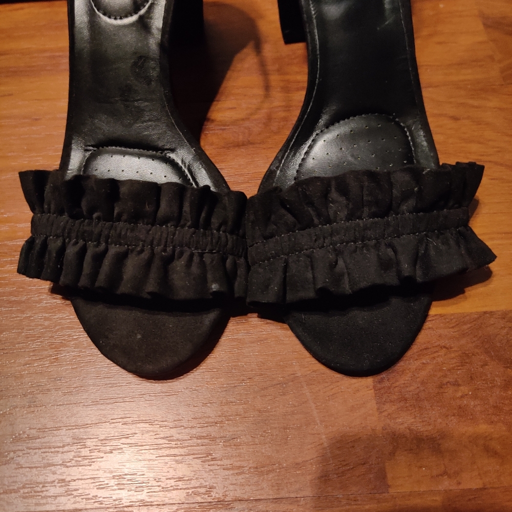 Kenneth Cole Rise Ruffles Shoes - Picture 7 of 8